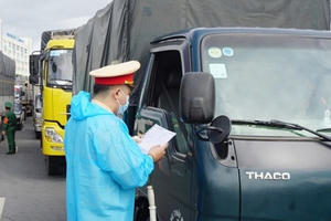 Tài xế xe "luồng xanh" chở 10 người từ vùng dịch về, trốn khai báo y tế