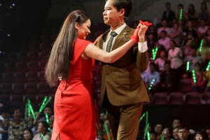 Lần đầu tiên bộ ba HLV khiêu vũ "quay cuồng" trước thí sinh ngay câu hát đầu tiên