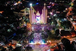 Không khí người dân đón Giáng sinh vui tươi, ấm áp trên khắp cả nước