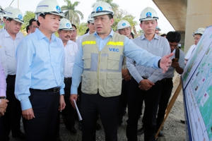 Phó Thủ tướng Trần Hồng Hà chỉ đạo “nóng” khi kiểm tra Dự án cao tốc Bến Lức - Long Thành