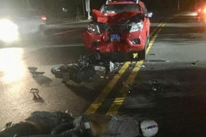 Tông vào xe cứu hỏa, hai thanh niên nguy kịch