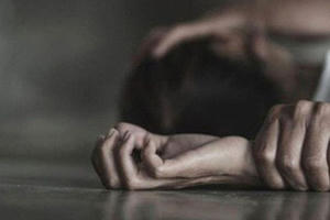 Cho vài đồng tiêu vặt rồi hiếp dâm con riêng của vợ