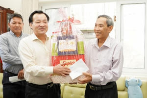 Lãnh đạo tỉnh Bình Thuận thăm hỏi, tặng quà gia đình chính sách nhân ngày Thương binh liệt sĩ