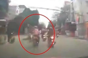 CLIP: Cô gái phóng xe vượt ẩu đâm văng 2 xe máy cùng chiều