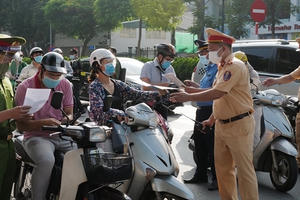 Ba nhóm người dân, doanh nghiệp ở Hà Nội phải làm lại giấy đi đường