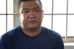 Khống chế nữ tiếp viên, ép tiếp khách để trừ nợ