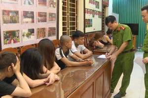 Thanh Hoá: Bắt quả tang 10 nam thanh, nữ tú đang “bay, lắc” trong quán karaoke