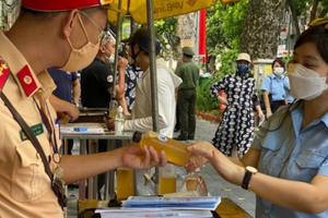 Hà Nội nghĩa tình: "Tấm lòng áo xanh - Ly nước gửi Anh”