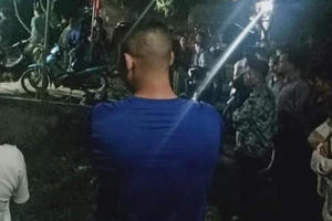 Cả khu dân cư hốt hoảng phát hiện cô gái trẻ "cháy như ngọn đuốc"