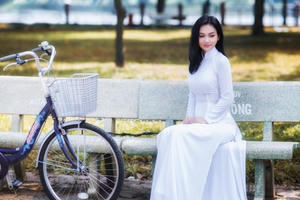 “Hot girl thổ dân” trở lại trong tà áo dài trắng gây sốt mạng