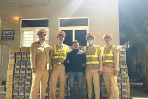 Hà Nội: CSGT phát hiện xe vi phạm chở 1 tấn pháo lậu Hà Nội: CSGT phát hiện xe vi phạm chở 1 tấn pháo lậu