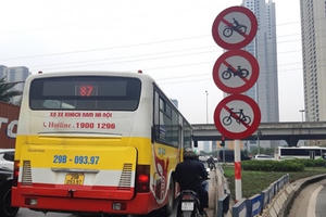 CSGT đề xuất bỏ biển cấm xe máy nút giao đại lộ Thăng Long - Trần Duy Hưng