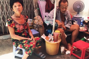 Cuộc sống trong căn nhà hơn 1m2 của vợ chồng già ở Sài Gòn