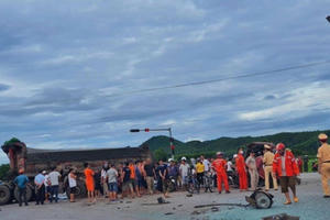 Xe tải va chạm kinh hoàng với xe khách, nhiều người bị thương