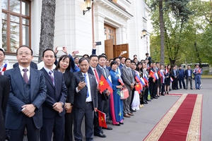 Tổng Bí thư thăm Đại sứ quán và cộng đồng người Việt tại Nga