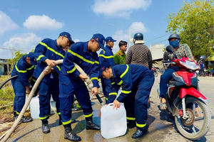 Công an tỉnh Bến Tre hỗ trợ nước ngọt cho người dân vùng hạn mặn