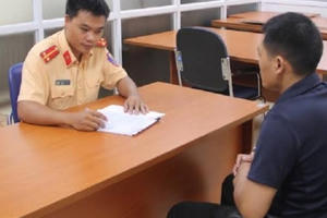 Mời bố lên nộp phạt 900.000 đồng vì cho con 6 tuổi lái xe máy như bay