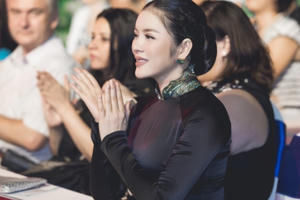 Lý Nhã Kỳ gây “náo loạn” tại quảng trường Nguyễn Huệ