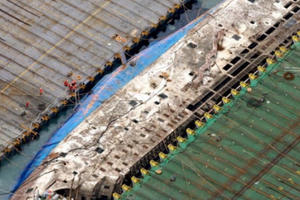 Cận cảnh quá trình trục vớt phà Sewol nặng gần 7.000 tấn lên mặt nước