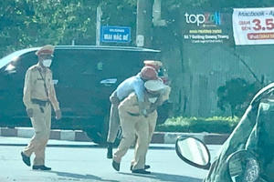 Cộng đồng mạng cảm kích với hình ảnh đẹp của CSGT giữa ngã tư đường