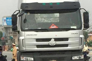 Hà Nam: Xe máy va chạm với xe đầu kéo, 3 người trong một gia đình thương vong