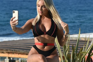 Demi Rose hút ánh nhìn với bikini gợi cảm