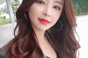 Nữ giảng viên gây "náo loạn" giảng đường vì trông quá nóng bỏng