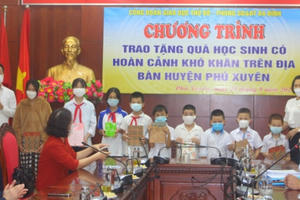 Hơn 200 phần quà, thiết bị học tập được trao tặng cho học sinh khó khăn Hơn 200 phần quà, thiết bị học tập được trao tặng cho học sinh khó khăn