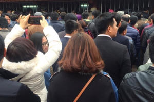 Giữa trưa ấn đền Trần vẫn hút khách Giữa trưa ấn đền Trần vẫn hút khách