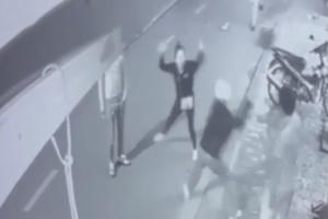 Phẫn nộ cảnh nam thanh niên cầm xẻng “phang” người phụ nữ sau va chạm giao thông