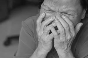 Long An: Cụ bà bị đánh đập, đổ phân lên đầu