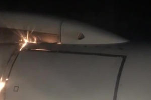 Thót tim clip động cơ máy bay chở 200 hành khách bốc cháy