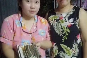 An Giang: Cán bộ xã Tân An nhặt được ví tiền trả lại cho người để quên