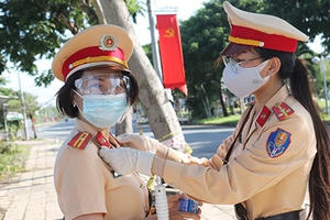 Những "bông hồng vàng" tham gia tuyến đầu chống dịch