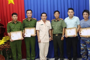Khen thưởng 2 cán bộ Công an và người dân bắt cướp trong đêm giao thừa