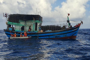 Cứu nạn thuyền trưởng tàu cá gặp tai nạn lao động trên biển