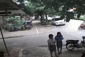 Chủ tịch phường Thanh Xuân Bắc bị phạt lỗi không đội MBH trong vụ nghi 'trông xe" cho PCT quận