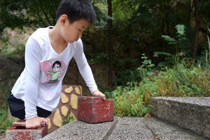 Cảm phục nghị lực của cậu bé 11 tuổi chinh phục ngọn núi nghìn mét bằng ‘hai tay’