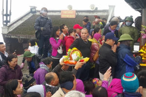 Quảng Ninh: Hàng nghìn người chôn chân dưới cái lạnh để cầu may tại chùa Yên Tử