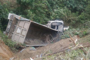 Xe đầu kéo “bay” xuống vực sâu sau cú bẻ lái bất ngờ