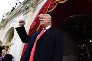 Chùm ảnh: Ông Donald Trump trong ngày đầu tiên trở thành Tổng thống