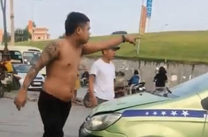 [Clip]: Va chạm giao thông, thanh niên xăm trổ đòi “xử lý” tài xế xe tải