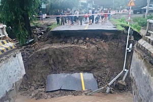 Khắc phục hạ tầng giao thông trên tuyến đường Trường Sơn Đông do ảnh hưởng bão số 13