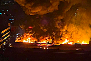 Kho nhà xưởng bốc cháy ngùn ngụt sau tiếng nổ lớn