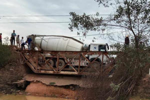 Nghệ An: Xe bồn bê tông nặng hàng chục tấn làm sập cầu dân sinh