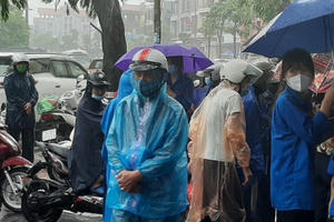 Quảng Ninh: Phụ huynh “dầm mưa” đón con rời trường thi