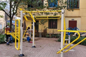 Người dân khu vực cách ly tại phố Trúc Bạch 'chống dịch COVID-19' bằng luyện tập thể dục thể thao