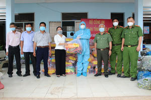 Công an Đồng Nai tiếp tục trao tặng quà cho các hộ dân nghèo trong đại dịch