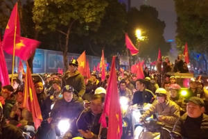Hàng vạn người xuống đường ăn mừng chiến thắng của tuyển Việt Nam Hàng vạn người xuống đường ăn mừng chiến thắng của tuyển Việt Nam