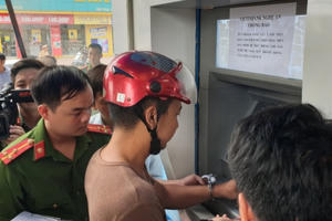 Cài thiết bị điện tử vào cột ATM đánh cắp thông tin, 3 đối tượng Trung Quốc bị bắt giữ